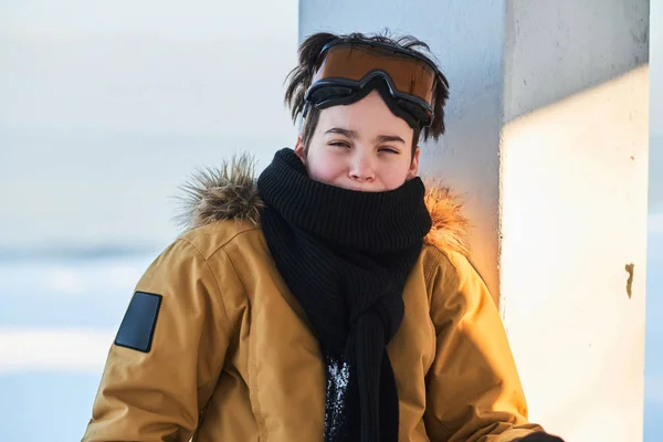 Jong cool guy is poseren voor fotograaf — Stockfoto