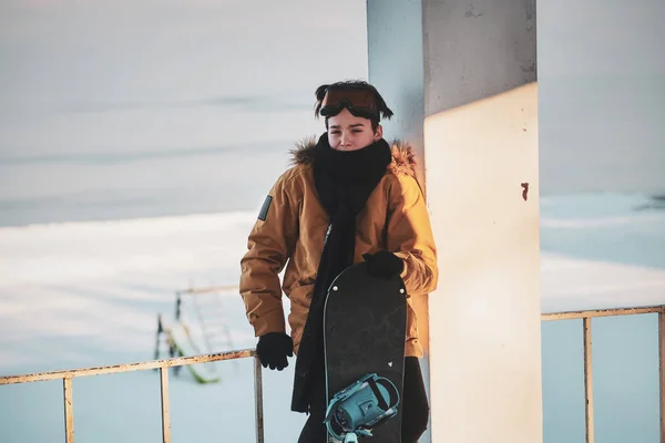 Ung cool kille poserar för fotograf — Stockfoto