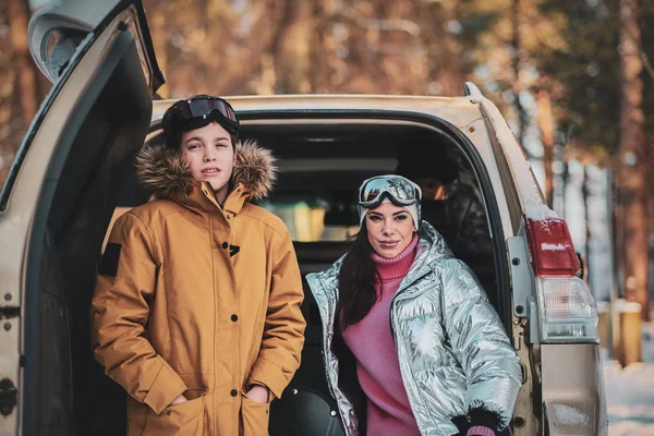 차에 타고 있는 작은 가족 이 산책 할 준비가 되어 있다 — 스톡 사진