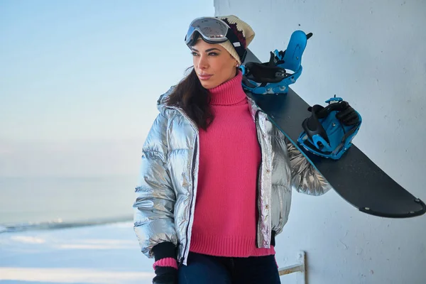 Charmante dame met snowboard poseert voor fotograaf — Stockfoto