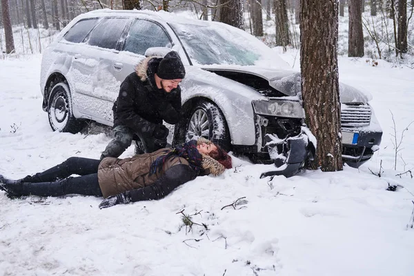 Accident de voiture dans la voûte hivernale avec un blessé — Photo