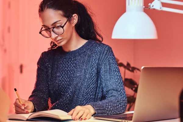 Estudante está aprendendo novo material — Fotografia de Stock