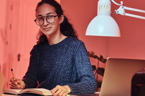 Estudante está aprendendo novo material — Fotografia de Stock