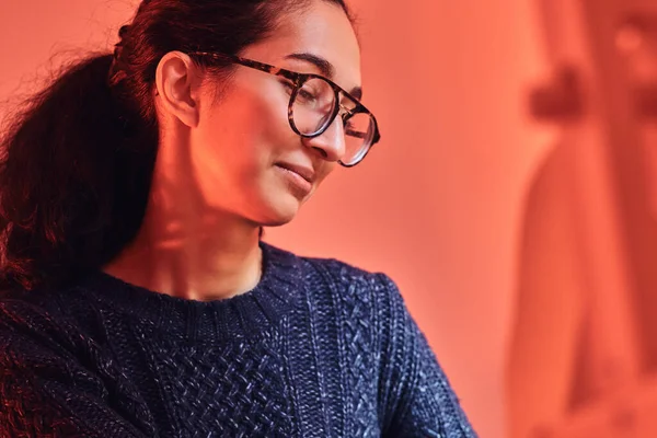 Portrait of young woman in glasses — Stock Photo, Image
