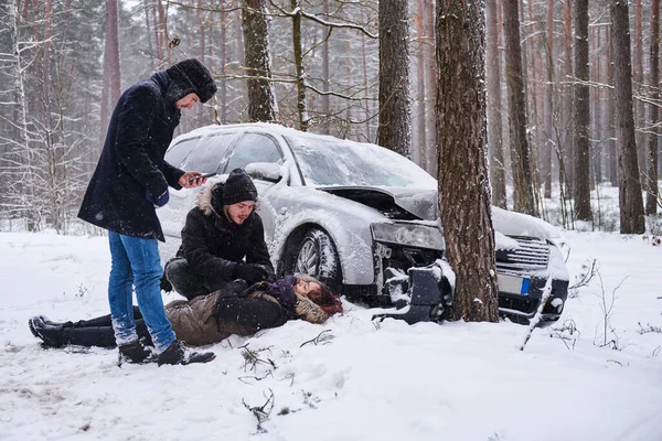 Acidente de carro em vorest inverno com um ferido — Fotografia de Stock
