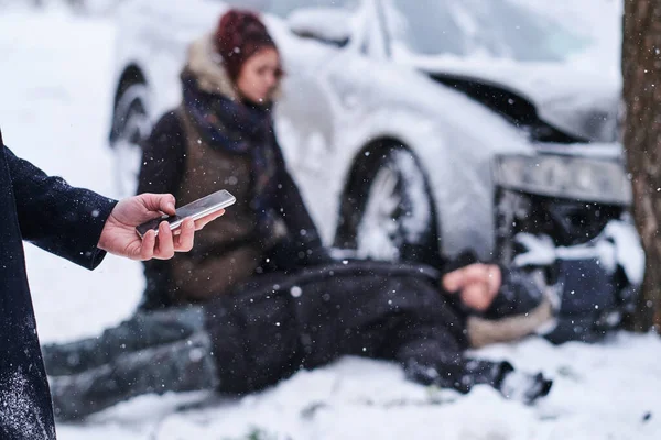 L'homme appelle une ambulance après un accident de voiture — Photo