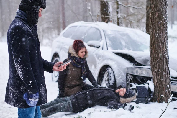 L'homme appelle une ambulance après un accident de voiture — Photo