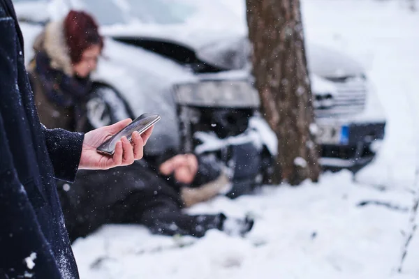 L'homme appelle une ambulance après un accident de voiture — Photo