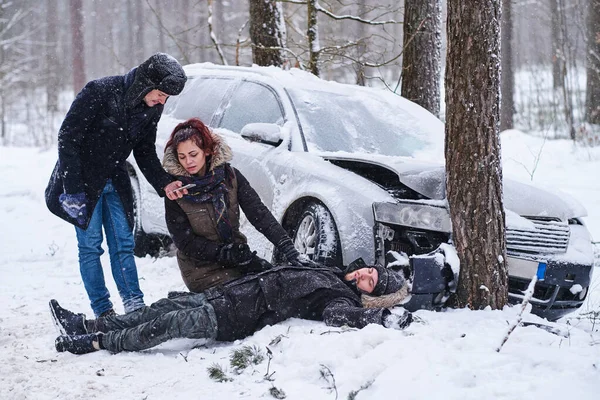 Accidente de coche en invierno vorest con un herido —  Fotos de Stock