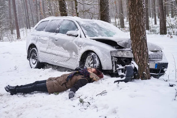 Accident de voiture dans la voûte hivernale avec un blessé — Photo