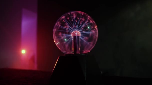 Karanlık odada plazma lambası — Stok video