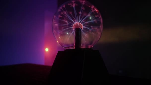 Lampa plazmowa w ciemnym pomieszczeniu — Wideo stockowe
