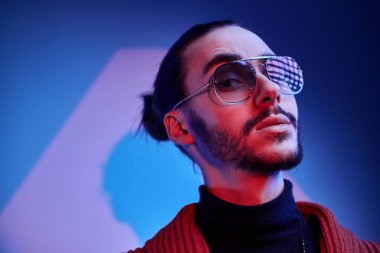 İlginç bir tarzı olan genç bir adam.