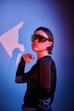 Fotoğraf stüdyosundaki son moda kızın portresi.