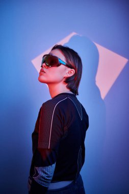 Fotoğraf stüdyosundaki son moda kızın portresi.