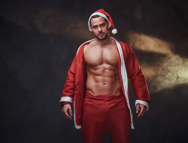 Jovem sexy Santa está posando para fotógrafo — Fotografia de Stock