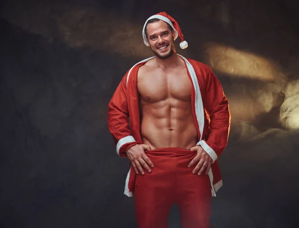 Jovem sexy Santa está posando para fotógrafo — Fotografia de Stock