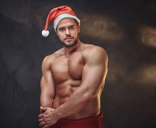 Portrait de mâle sexy dans le chapeau de Père Noël — Photo