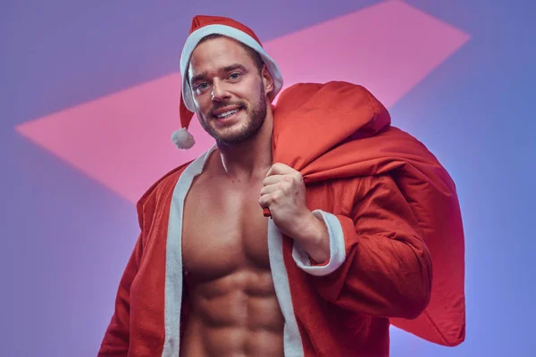 Jongeman in een rol van de kerstman. — Stockfoto