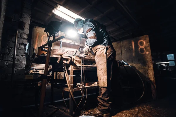 Upptagen man arbetar på metallfabrik — Stockfoto