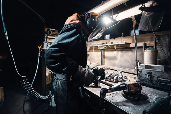 Upptagen man arbetar på metallfabrik — Stockfoto