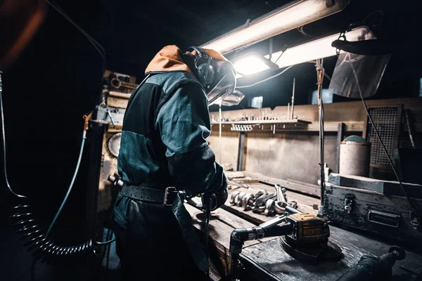 Upptagen man arbetar på metallfabrik — Stockfoto