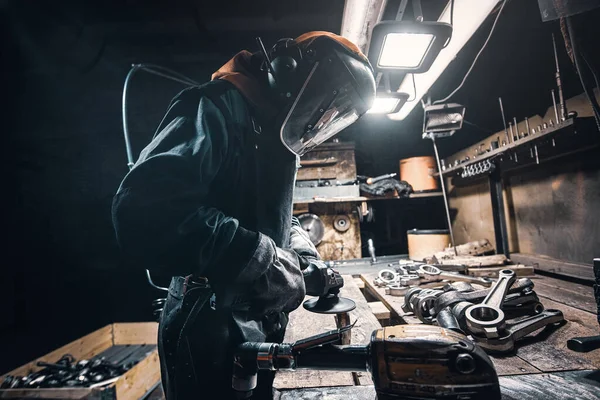 Ocupado homem está trabalhando na fábrica de metal — Fotografia de Stock