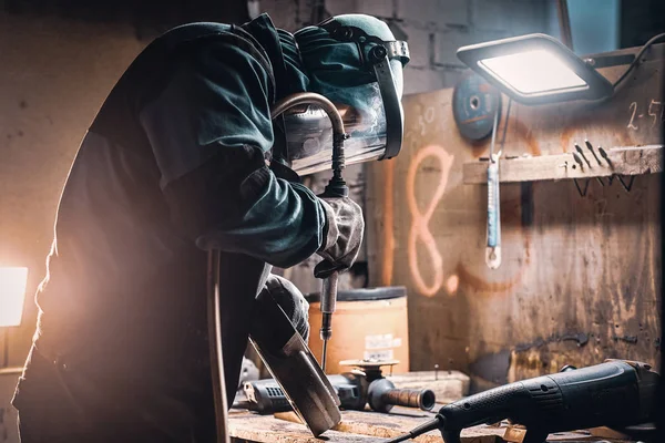 Viel beschäftigter Mann arbeitet an Metallfabrik — Stockfoto