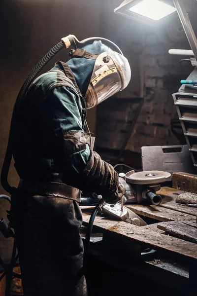 Viel beschäftigter Mann arbeitet an Metallfabrik — Stockfoto