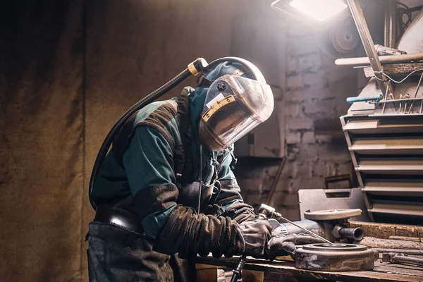 Viel beschäftigter Mann arbeitet an Metallfabrik — Stockfoto