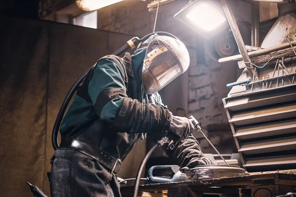 Viel beschäftigter Mann arbeitet an Metallfabrik — Stockfoto