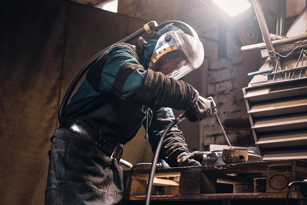 Ocupado homem está trabalhando na fábrica de metal — Fotografia de Stock