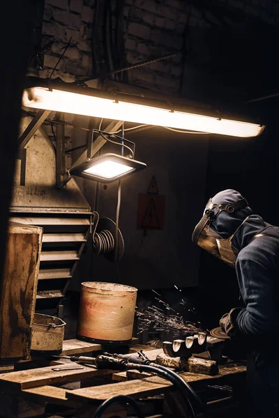 Flitig man arbetar med metall på verkstaden — Stockfoto