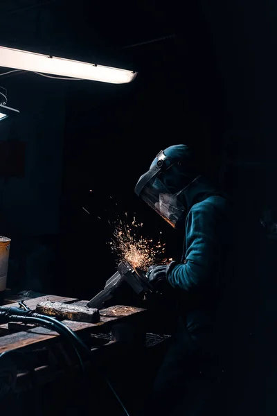 Homem diligente está trabalhando com metal na oficina — Fotografia de Stock