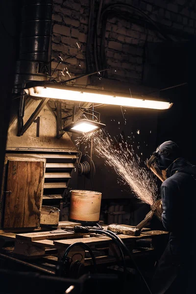 Diligent άνθρωπος εργάζεται με μέταλλο στο εργαστήριο — Φωτογραφία Αρχείου