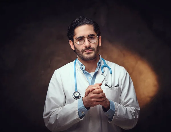 Retrato de médico guapo inteligente sobre fondo oscuro . —  Fotos de Stock