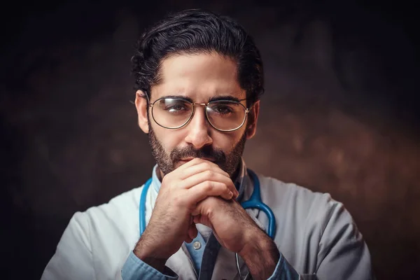 Retrato de médico guapo inteligente sobre fondo oscuro . —  Fotos de Stock