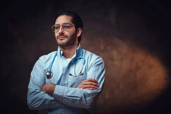 Retrato de médico guapo inteligente sobre fondo oscuro . —  Fotos de Stock