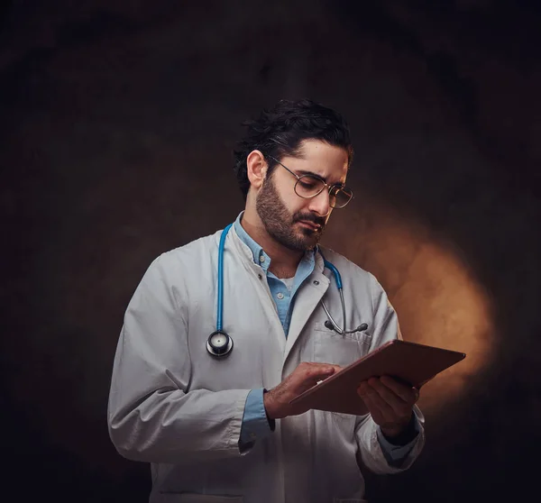 Portré fókuszált orvos tabletta a kezében — Stock Fotó