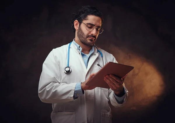 Portrait de médecin concentré avec comprimé dans les mains — Photo