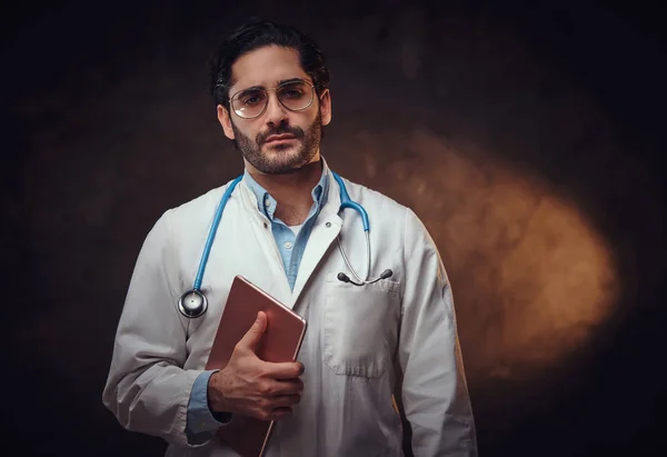 Портрет сфокусированного врача с таблеткой в руках — стоковое фото