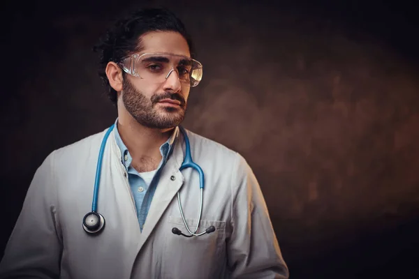 Porträt eines jungen Arztes mit Schutzbrille — Stockfoto