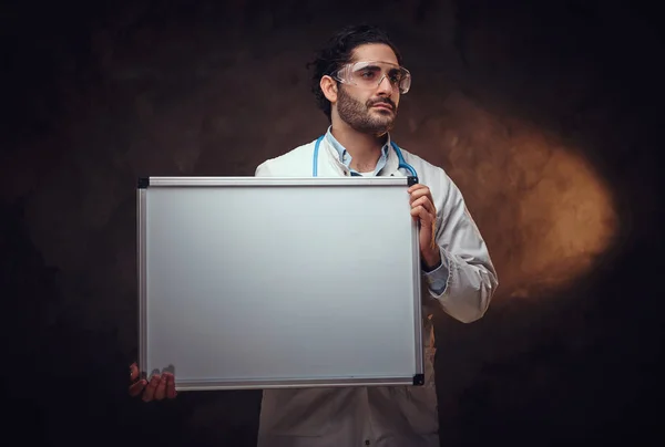 Красивый медик с белой доской в руках — стоковое фото