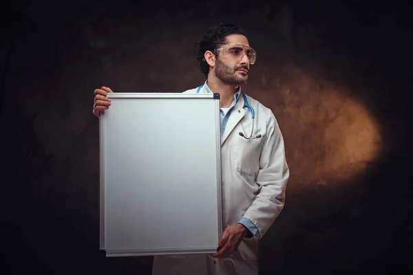 Красивый медик с белой доской в руках — стоковое фото