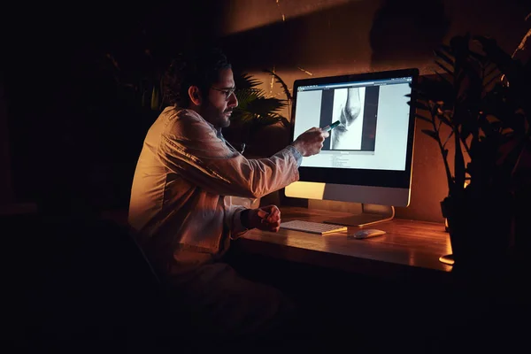 Doktor pracuje s rentgenovým snímkem — Stock fotografie