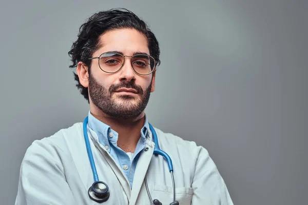 Retrato de joven médico atractivo en gafas —  Fotos de Stock