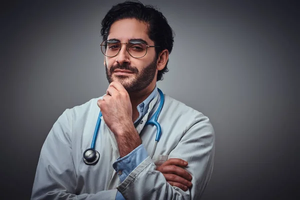 Retrato de joven médico atractivo en gafas —  Fotos de Stock