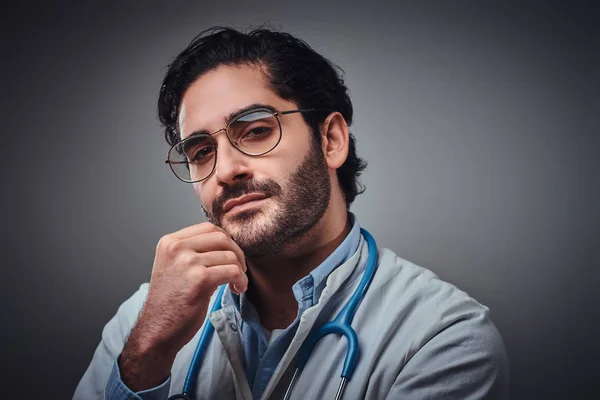 Retrato de joven médico atractivo en gafas —  Fotos de Stock