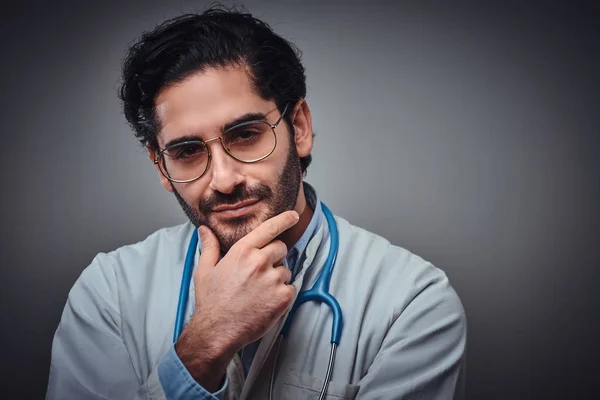 Portrait de jeune médecin attrayant dans des lunettes — Photo