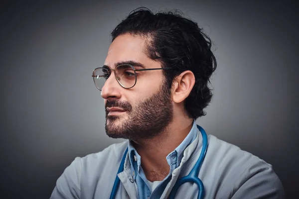 Egy fiatal, vonzó, szemüveges orvos portréja — Stock Fotó